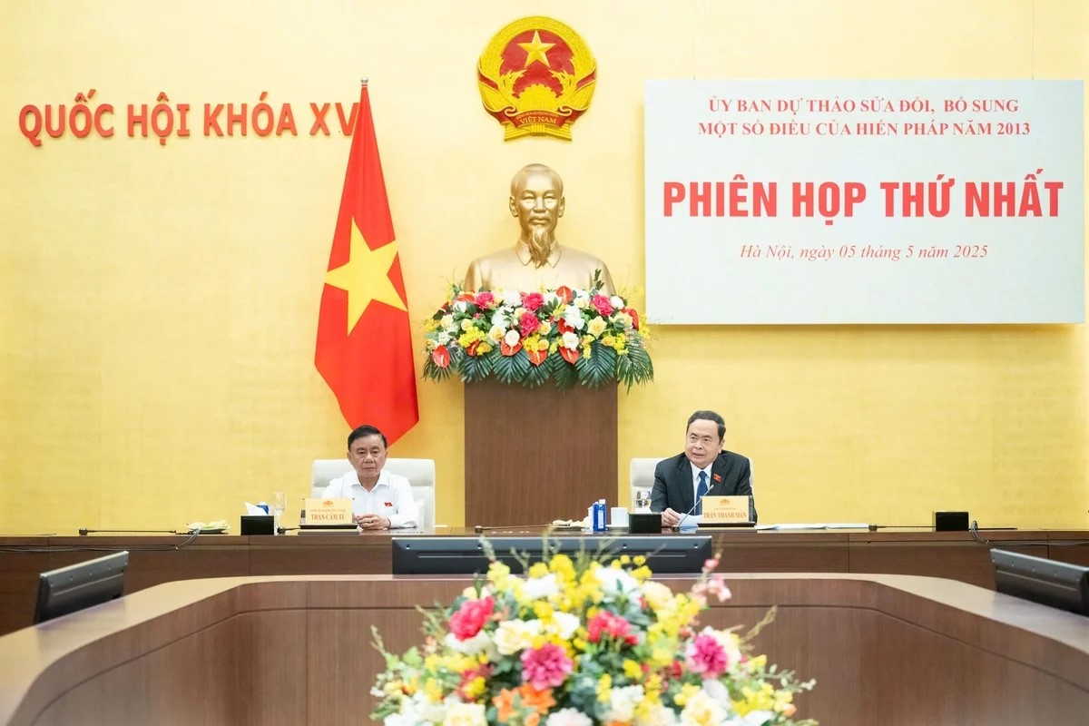 Ủy ban dự thảo sửa đổi Hiến pháp họp phiên đầu, thông qua 6 văn bản